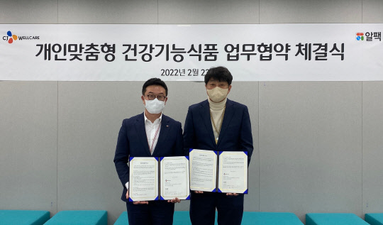 장승훈(왼쪽) CJ웰케어 대표와 임상진(오른쪽) 알팩 회장. <CJ웰케어 제공>